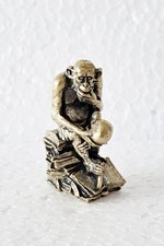 Schimpanse Caesar mit Schädel