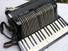 schwarzes  Akkordeon Hohner Verdi 1 A mit 60 Bässen