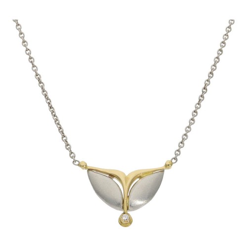 Second hand collier - hand,