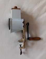 Alte DDR Emaille Nuss-/Gewürzreibe Gewürzmühle Duplex Record Vintage Deko