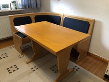 Eckbank mit Tisch und Stühlen