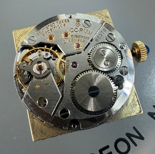Corum uhrwerk läuft krone - uhrwerk,