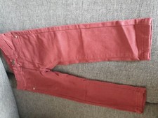 hose 92 junge Dunkelrot