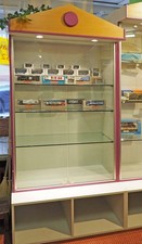 Schöne Glasvitrine mit