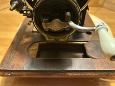 Gritzner 1, Handkurbel  Nähmaschine,  mit Tisch ohne Gestell  Bj. 1870
