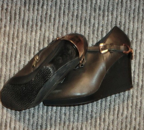 Dunkelbraune stiefelette mit - dunkelbraune,