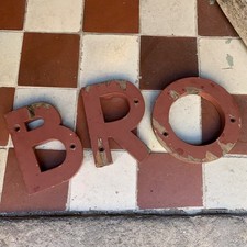 Alte Holzbuchstaben "BRO"