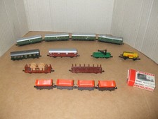 Verschiedene Personen- und Güterwagen in N für die Eisenbahnanlage