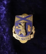 US Crest Abzeichen Rex Montis 136 infantry Regiment emailliert post WWII vintage