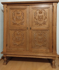 Schrank mit Holzschnizerei