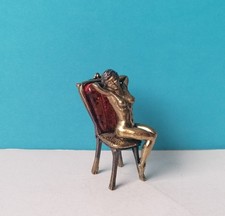 Sitzende Frau auf Stuhl –