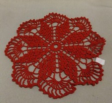 Handarbeit. Deckchen, Rot Rund, Gehäkelt. Filigrane Häkelarbeit. 21 cm