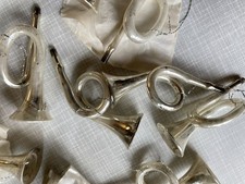 Christbaumschmuck (alt) - Trompeten - 13 Stück - weiss / silber - 8,5 cm