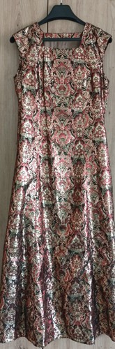 Kleid von der - , goldenen