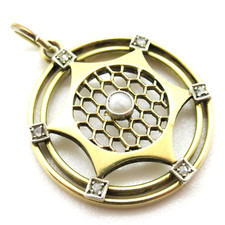 Vergoldeter Anhänger Perle