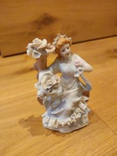 Alte Figur, Porzellan, Motiv Frau mit Rosen