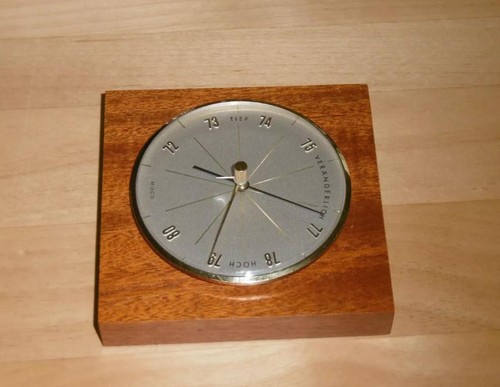 Alter barometer auf holzplatte - alter,