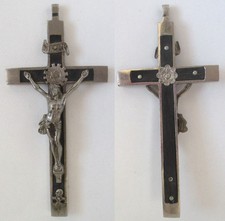 altes religiöses Brustkreuz