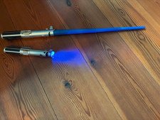2 Lichtschwerter blau Laser