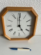Wanduhr mit Holzrahmen