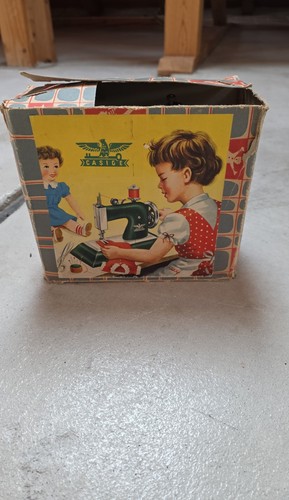 Alte casige kindernähmaschine - alte,