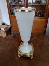 Vase aus Opalglas auf Messingsockel ca um 1870