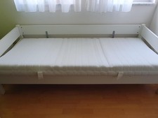 Einzelbett und Hochbett