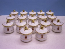 EINE PORZELLANTASSE FÜR CONSOMMÈ UM 1900, WAPPEN: FREIHERRENKRONE/ WAPPENSCHILD