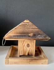 Vogelfutterhaus mit Walmdach