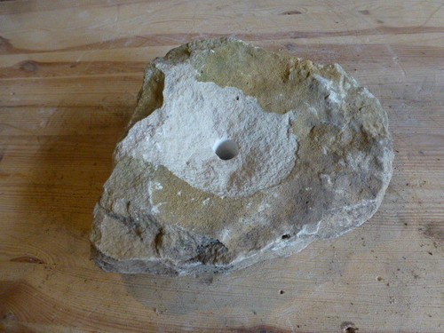 Quellstein brunnenstein mit - brunnenstein,