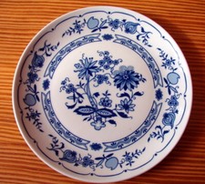 Serviceteile Zwiebelmuster verschiedene Marken Teller Tassen Platten Kanne