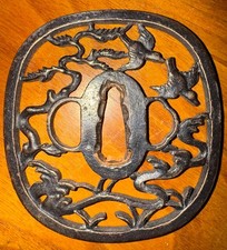 Japanische Sukashi Tsuba, Vögel über Kiefern