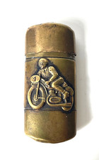Sehr altes Sturmfeuerzeug Messing Benzinfeuerzeug mit Motorradfahrer Emblem