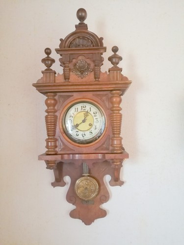 Wanduhr mit aufzugwerk und - aufzugwerk,