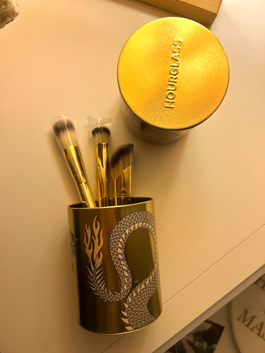 Hourglass complexion - hourglass,