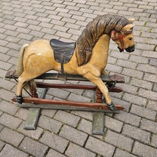 Altes holzpferd schaukelpferd - altes,