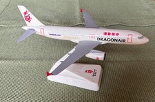 1 Flugzeug Dragonair - Airbus A 320 Modell aus Plastik/Kunststoff Drache rot
