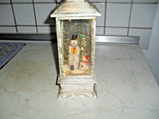 Weihnachtslaterne beleuchtet mit Schneegestöber und Schneemann Spieluhr