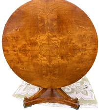 Prachtvoller Biedermeier-Salontisch, kaukasischer Nußbaum, um 1880