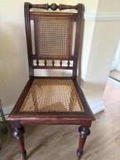 Vier antike Holzstühle mit Wiener Geflecht, teilweise Reparaturbedarf