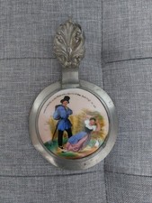 Alter Zinndeckel mit Porzellan-Einsatz, Motiv "Was willst du in der Ferne ......