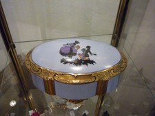 Große Deckeldose Porzellan