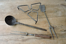 alte Küchenutensilien Metall Eisen/ Topfuntersetzer Sieblöffel Fleischgabeln