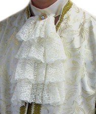 Spitzenjabot mit Schmuckknopf