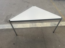 USM Haller kleiner Dreieckstisch weiß Beistelltisch 75x75x100cm