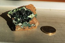 Malachit auf Mutterboden  (Marokko) und glitzernde Knotenkristalle