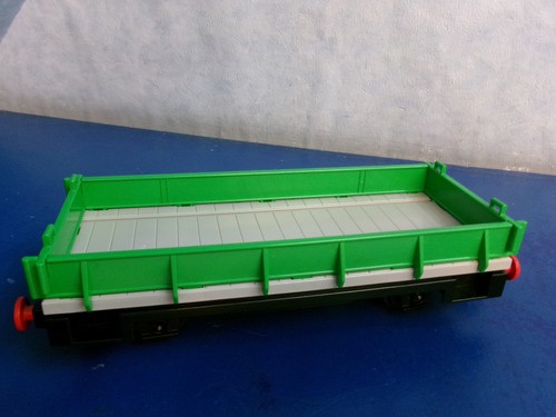 Grüner flacher güterwagen - flacher,