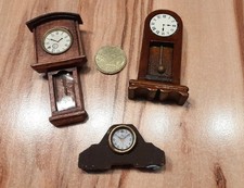 Uhren aus Holz für Puppenhaus / Puppenstube / Setzkasten