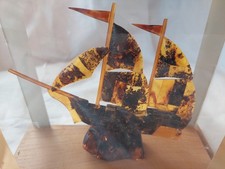 Bernsteinschiff aus baltischem Bernstein unter Plexiglasabdeckung auf Holzsockel