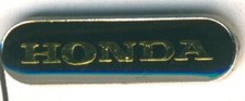 Pin - Honda - Schriftzug - schwarzer Hintergrund - Breite 33 mm